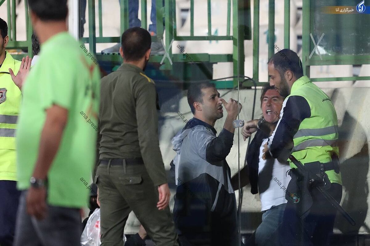 ببینید| واکنش های عصبی و باورنکردنی از ریکاردو ساپینتو/ سرمربی پرتغالی این بار به در اتاق فیلمبرداران و عکاسان لگد زد!