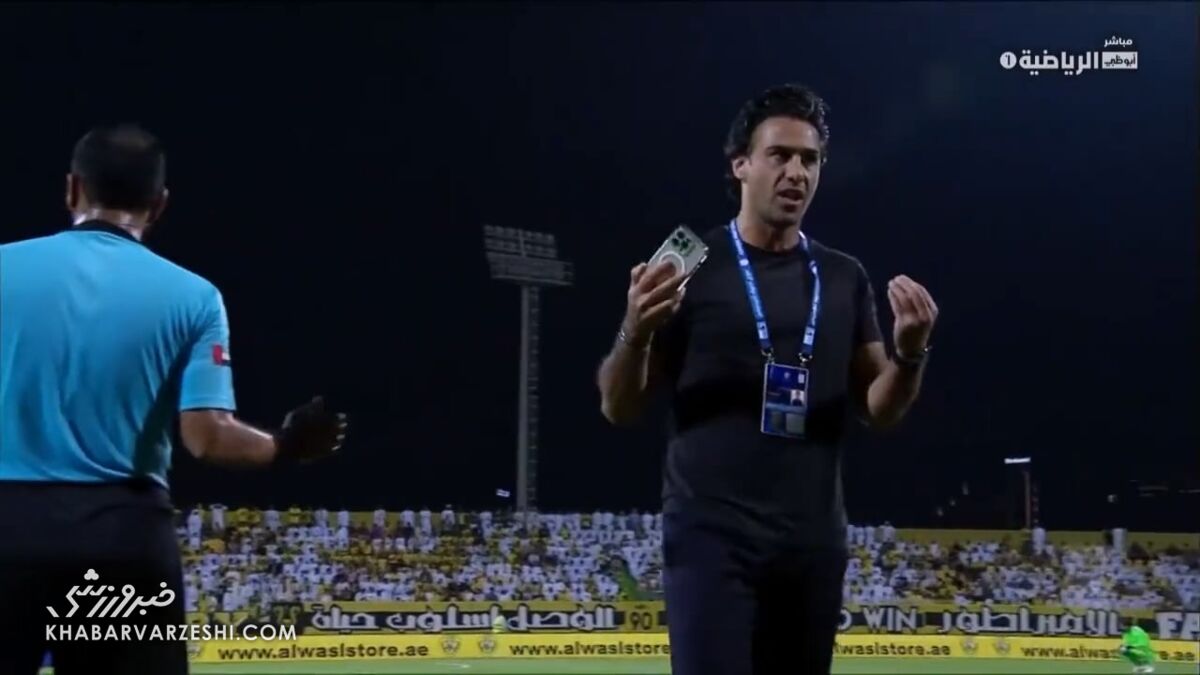 عکس| با وجود VAR در استادیوم؛ فرهاد مجیدی با موبایل به داور اعتراض کرد!
