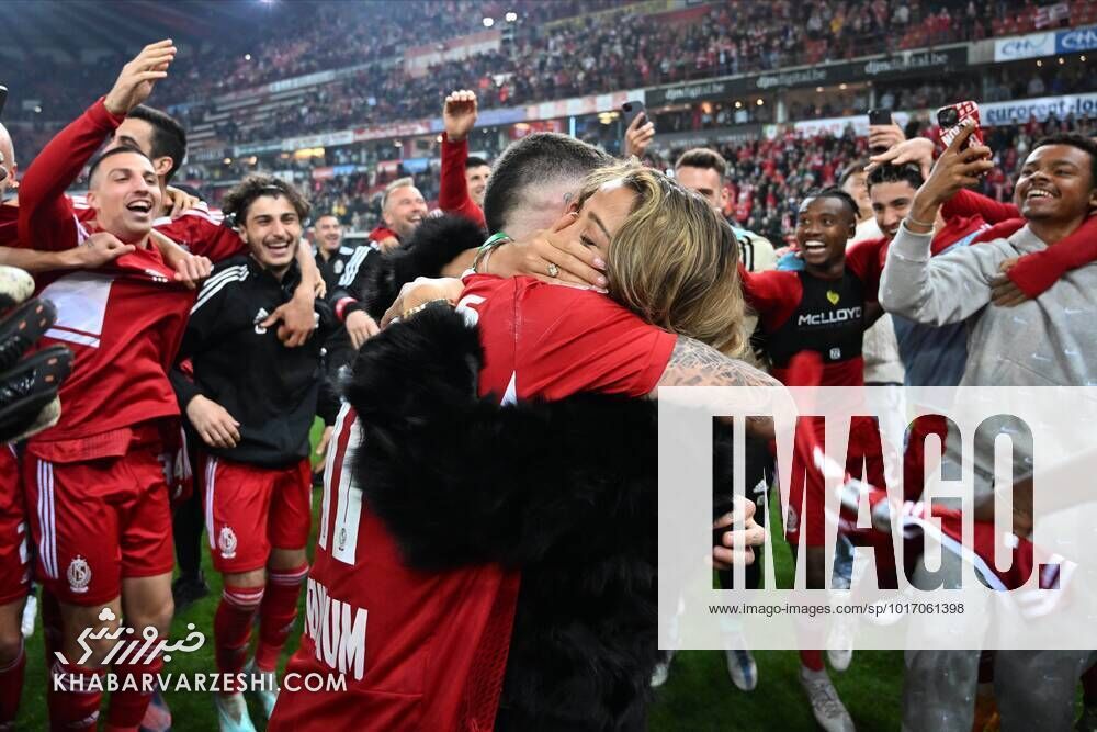 عکس| خواستگاری رمانتیک در دربی جنجالی/ وینگری که نامزدش را شگفتزده کرد