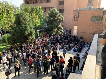 عکس| عادل فردوسی پور در جمع دانشجویان مقابل سلف دانشگاه شریف