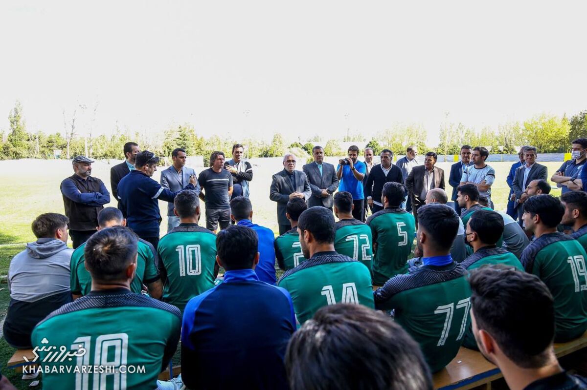 عکس| استقبال ویژه شاگردان ساپینتو از مدافع جنجالی/ یزدانی حسابی از هم تیمی هایش کتک خورد!