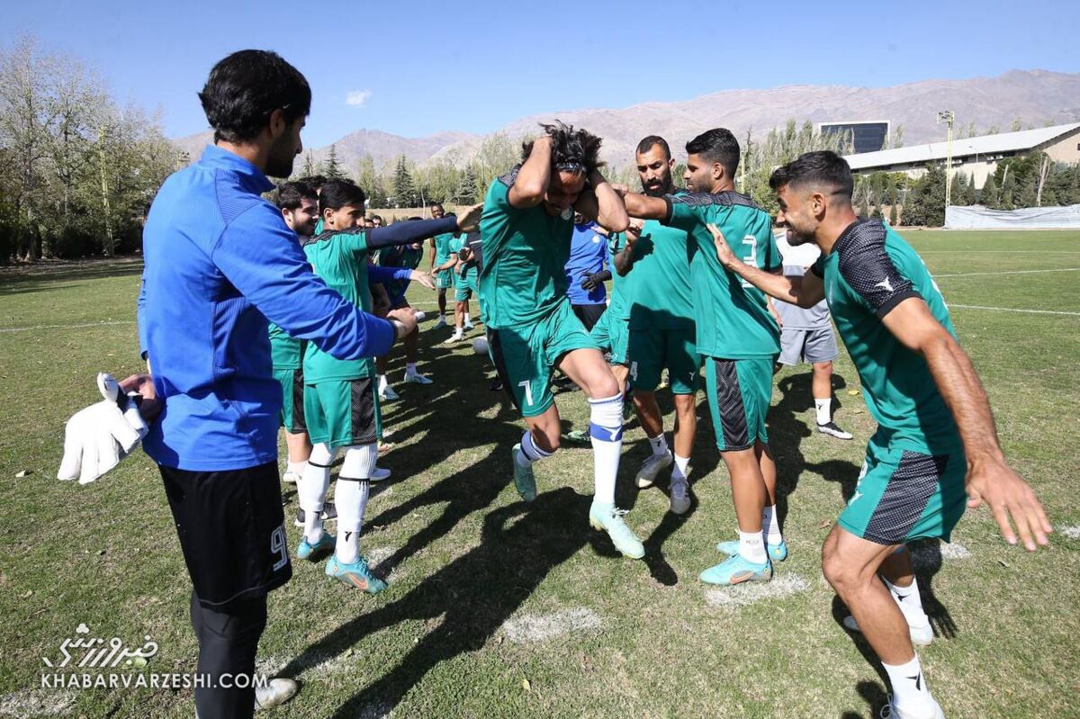 عکس| استقبال ویژه شاگردان ساپینتو از مدافع جنجالی/ یزدانی حسابی از هم تیمی هایش کتک خورد!