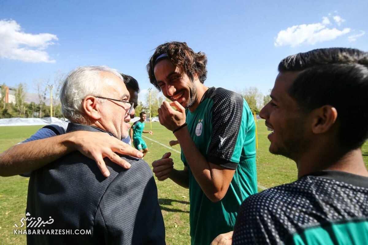 عکس| شوخی و خنده مدیرعامل جدید استقلال با مدافعی که علیه سرمربی تیم توئیت منتشر کرد/ فتح الله زاده به قایدی چه گفت؟