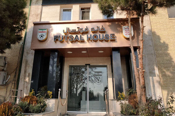 حمله تند سرمربی سابق تیم ملی به مدیر ارشد فدراسیون/ عرضه برگزاری یک بازی تدارکاتی را هم ندارند/ ماندنش خیانت است؛ باید او را برکنار کنند