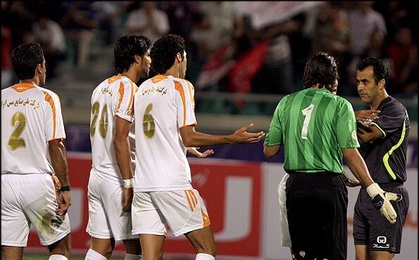 عکس| پرسپولیس - مس کرمان؛ به یاد جنجال بزرگ داور سرشناس!/ روزی که او خیلی ها را به خدا واگذار کرد