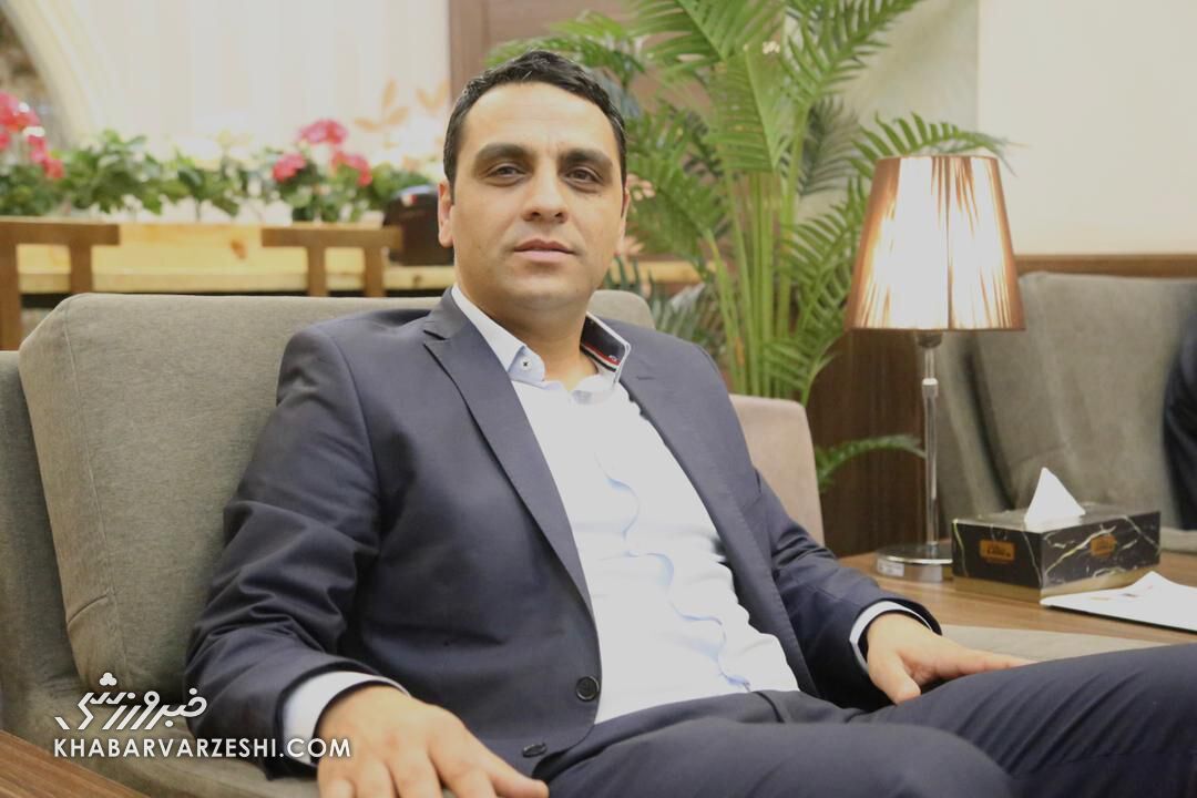 حاشیه عجیب در دیدار استقلال و نساجی/ این فرد کنار زمین چه میکرد؟! حاشیه عجیب در دیدار استقلال و نساجی/ این فرد کنار زمین چه میکرد؟!