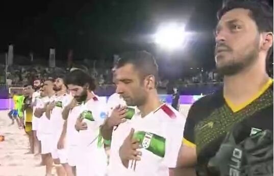 ویدیو| همخوانی سرود ملی ایران توسط ساحلی‌بازان پیش از شروع فینال