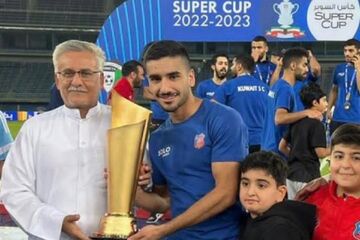 عکس| لمس جام قهرمانی سوپر کاپ کویت توسط پدر و پسر ایرانی