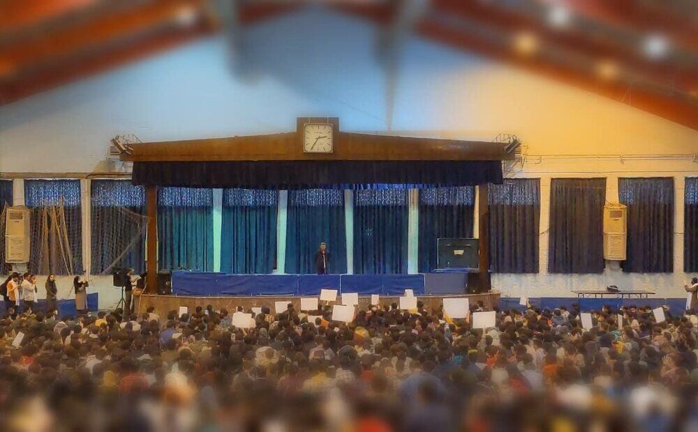 تصاویر| عادل فردوسیپور دوباره در جمع دانشجویان شریف/ سخنرانی عادل برای دانشجویان