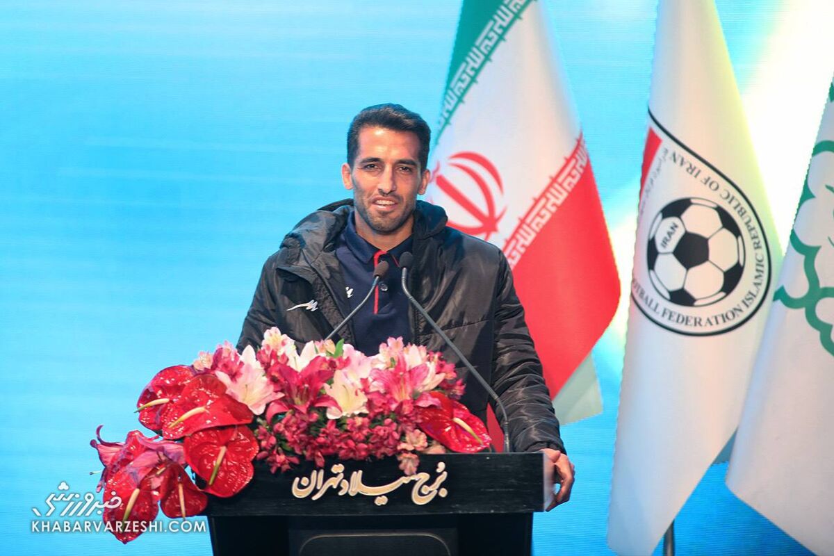 ماجرای مراسم رونمایی از پیراهن تیم ملی ایران/ لحظه ای که عکس علی دایی پخش شد...