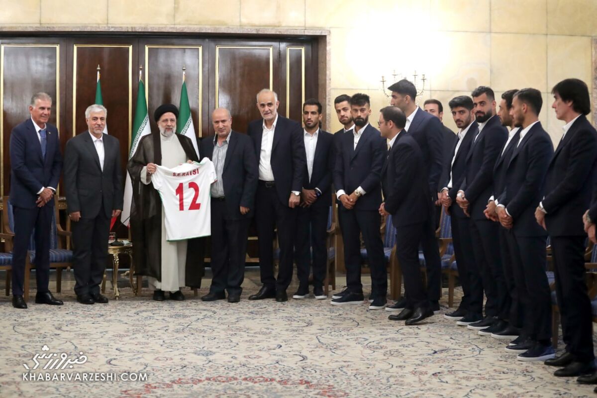 عکس| هدیه ویژه ملی‌پوشان فوتبال به رئیس جمهور/ رئیسی از کی‌روش قول گرفت!
