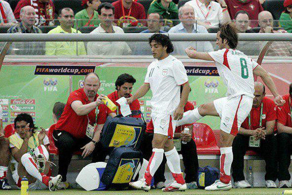 لگد کریمی به ساک پزشکی تیم ملی ایران (جام‌جهانی ۲۰۰۶)
