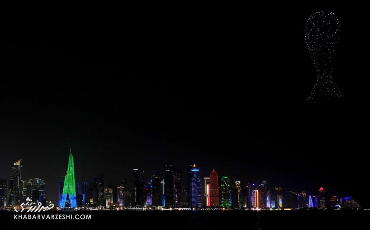 عکس| هنرنمایی دیدنی پهپادها در سواحل دوحه با طرحهایی از جام جهانی