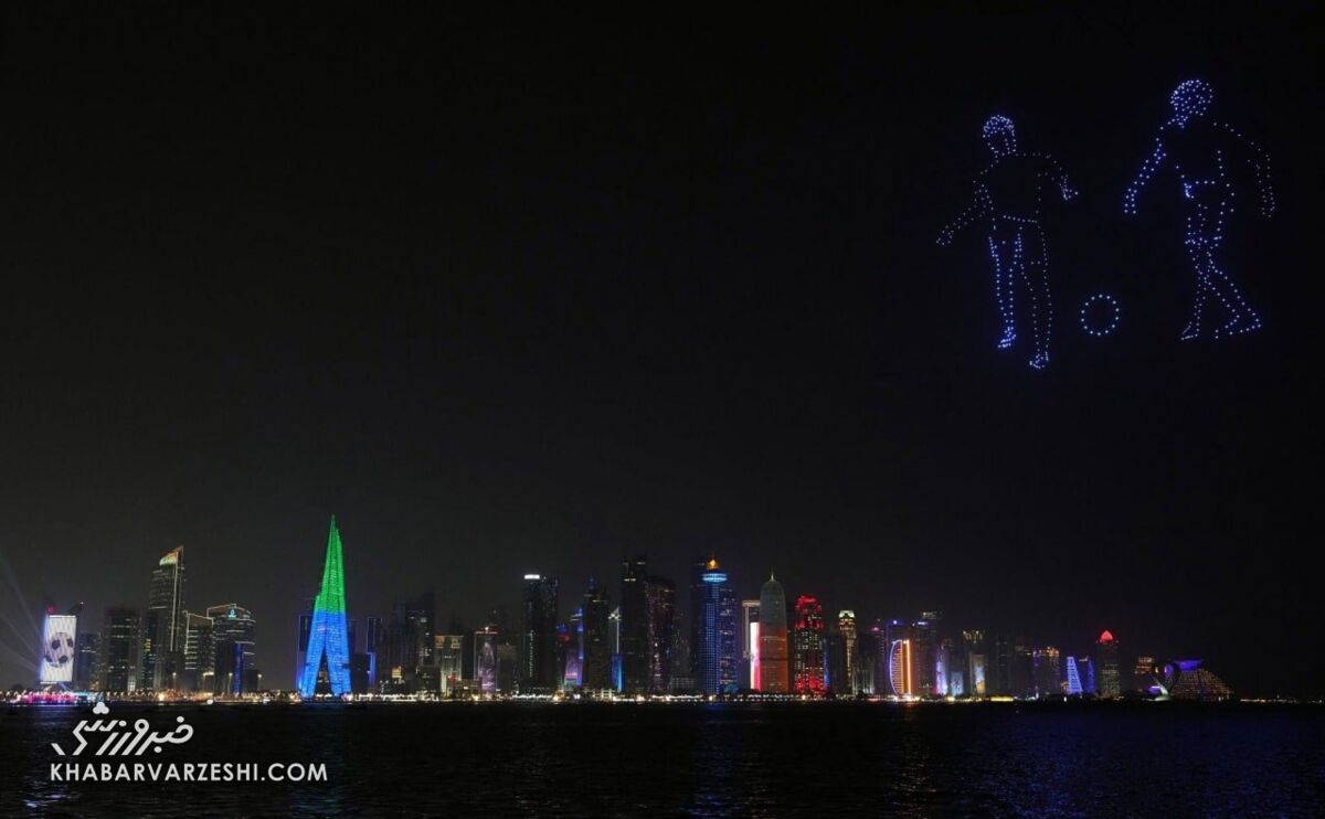 عکس| هنرنمایی دیدنی پهپادها در سواحل دوحه با طرحهایی از جام جهانی