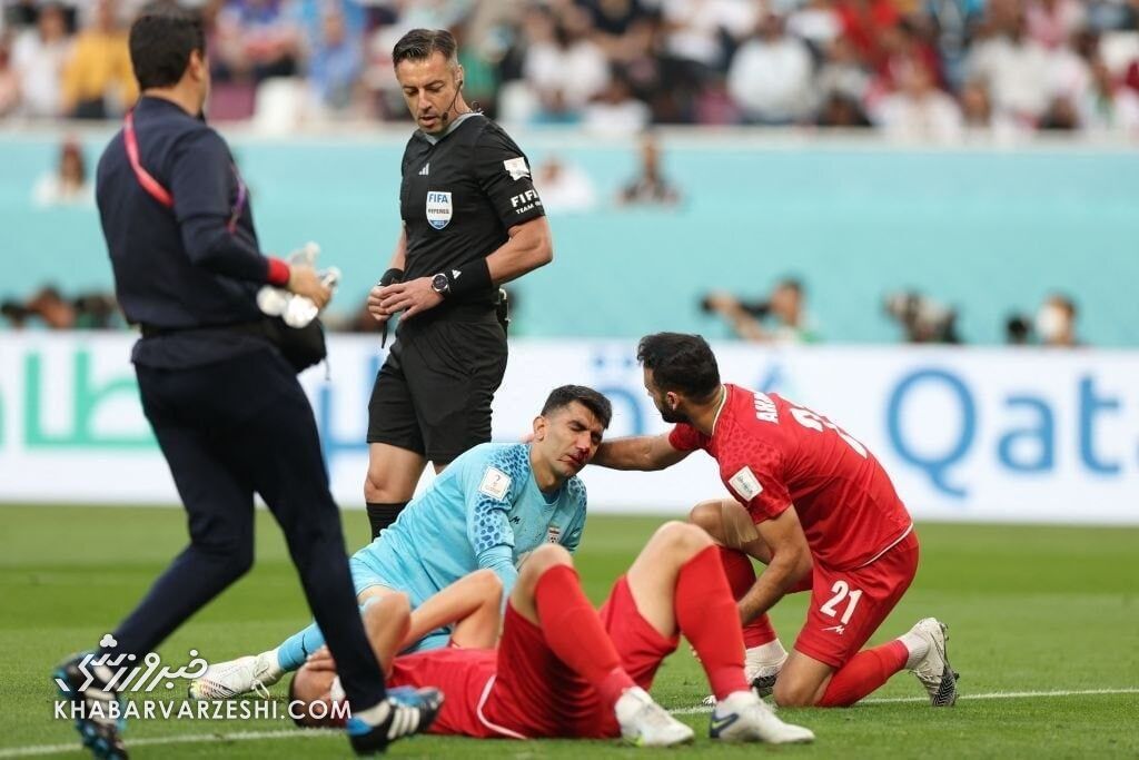 عکس| برخورد وحشتناک بیرانوند و حسینی در بازی برابر انگلیس/ صورت دو بازیکن ایران جمع شد!