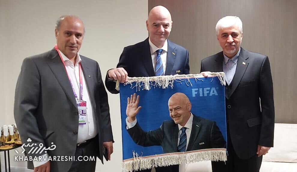 عکس | هدیه مشترک تاج و سجادی به رئیس فیفا/ سورپرایز تمام ایرانی برای اینفانتینو!