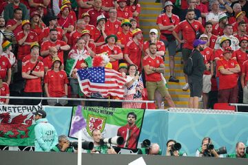 عکس| تصویری خاص از یک زن هنگام خوانده سرود ملی در جام جهانی/ مو به تن اسطوره فوتبال انگلیس سیخ شد!