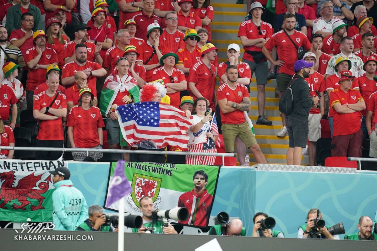عکس| تصویری خاص از یک زن هنگام خوانده سرود ملی در جام جهانی/ مو به تن اسطوره فوتبال انگلیس سیخ شد!