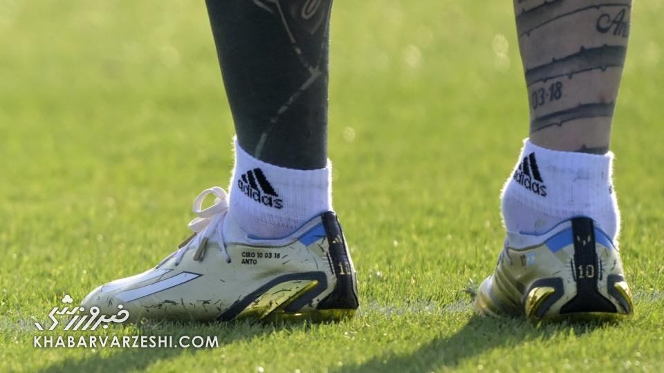 کفش خاص مسی برای فروش گذاشته شد/ نوشته ریز روی کفش لئو چیست؟