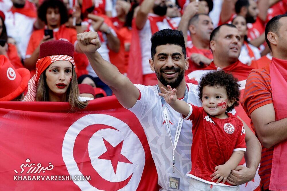 عکس | هوادار خردسال؛ سوژه جذاب جام جهانی ۲۰۲۲ قطر/ شکار عکاسان در حاشیه بازی تونس و دانمارک  