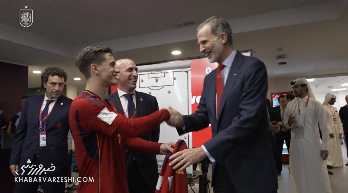 عکس| هدیه خاص گاوی به پادشاه اسپانیا