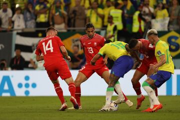 ببینید| پرسپولیس وارد جام جهانی شد!/ پای سرخ‌ها وسط بازی برزیل و سوئیس