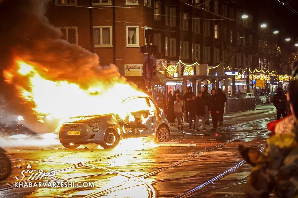 شورش در خیابان‌ها پس از یک شکست باورنکردنی؛ پلیس با ماشین آب‌پاش و گاز اشک‌آور وارد شد/ تصاویری از به آتش کشیدن خودرو و تخریب خیابان را ببینید