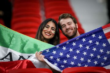 هواداران ایرانی و آمریکایی از نگاه عکاس خبرورزشی/ چهره‌های خاص در انتظار یک شب تاریخی