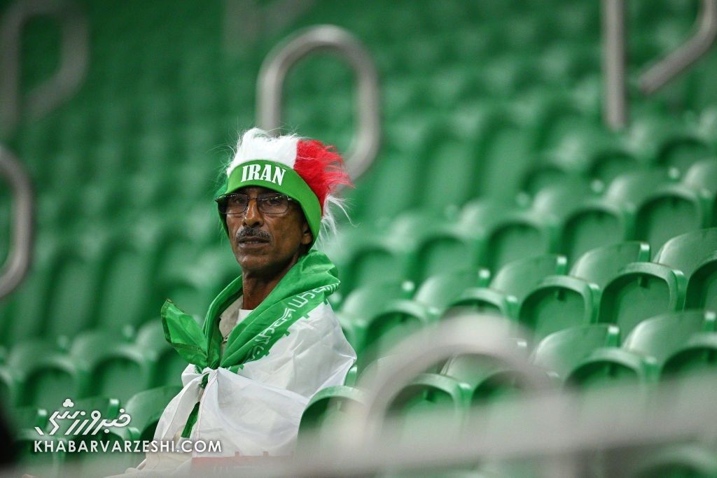 عکس | اولین هوادار ایران در استادیوم جام جهانی/ لحظه‌شماری یک تماشاگر برای شروع بازی خاص!