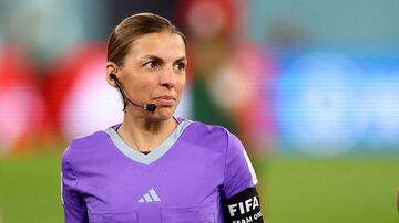 شاهکار اولین داور زن جام جهانی/ درخشش فوق‌العاده در چشمان داور سمج!