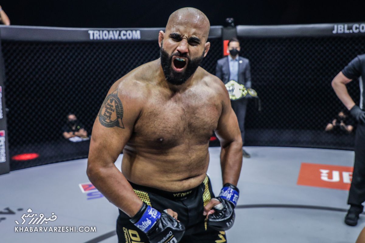 عکس| هجوم تماشاگران برای دیدن مبارزه علی اکبری/ مصاف با غول خشمگین هندی برای گرفتن کمربند قهرمانی!