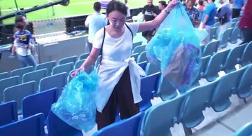 ویدیو| تمیز کردن استادیوم توسط ژاپنی‌ها پس از خداحافظی با جام جهانی