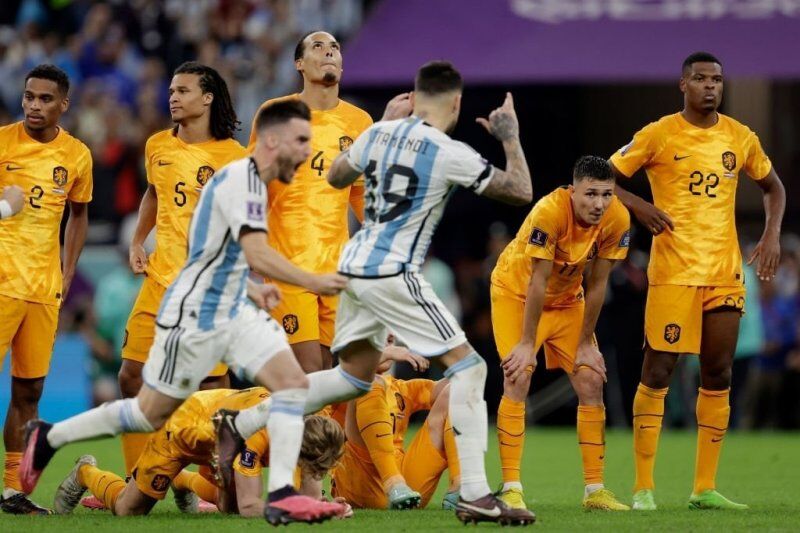 عکس| زشت ترین شادی جام جهانی اینجا اتفاق افتاد/ حرکت ناجوانمردانه و نمک روی زخم رقیب!