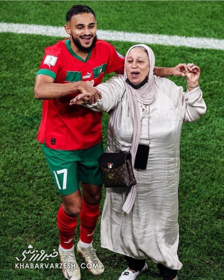 عکس خانواده‌های اعضای تیم ملی مراکش/ بوسه اشرف حکیمی و مادرش وایرال شد