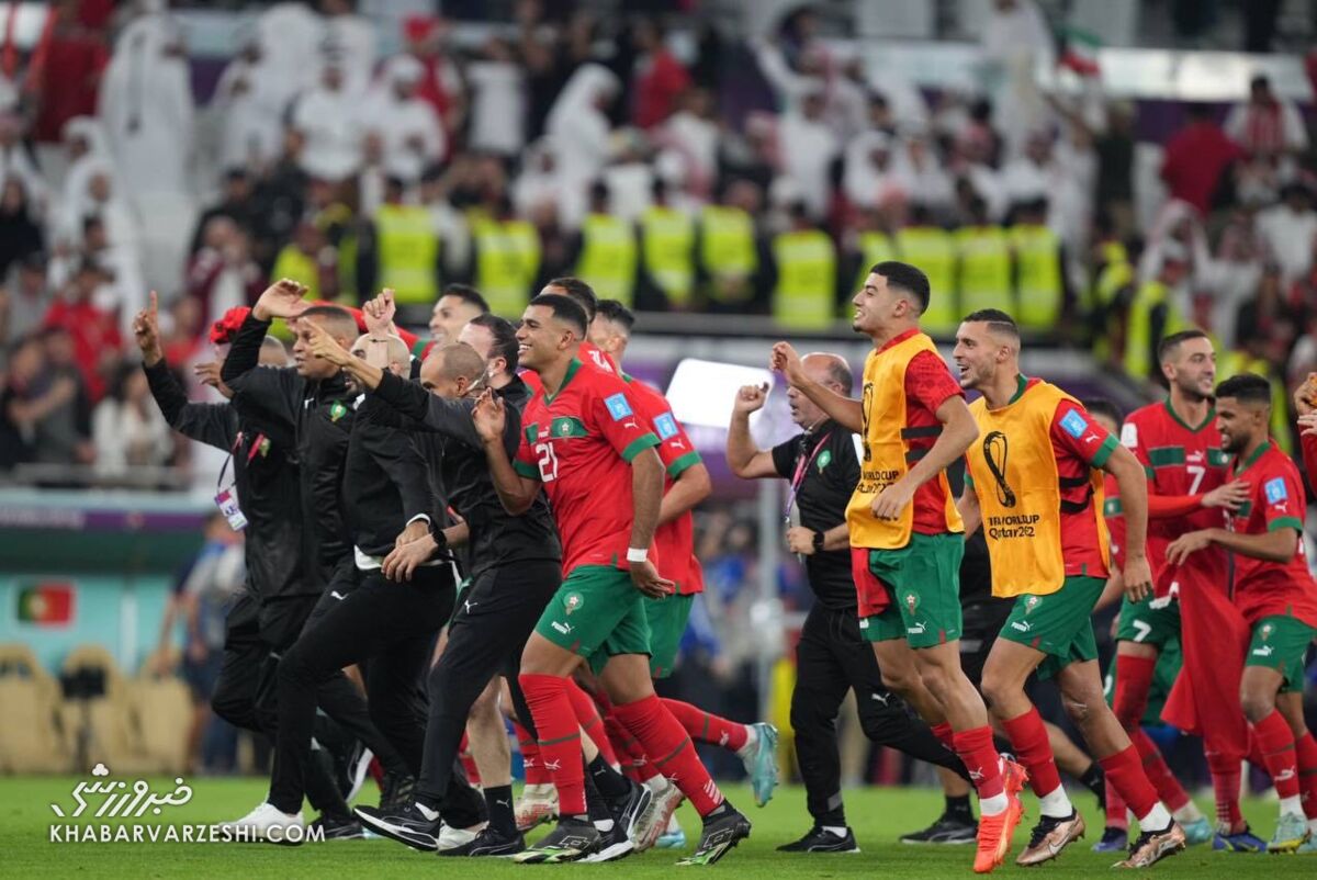 عکس| جذاب‌ترین بوسه جام جهانی وسط بازی مراکش/ خوشحالی یک ملت از دیدن صحنه ماندگار!