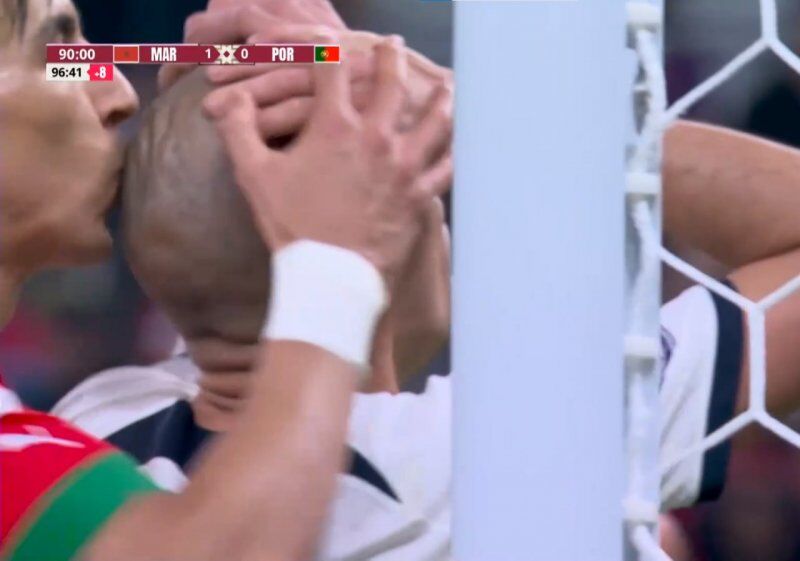 عکس| جذاب ترین بوسه جام جهانی وسط بازی مراکش/ خوشحالی یک ملت از دیدن صحنه ماندگار!