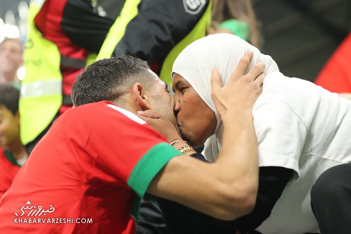 عکس خانواده‌های اعضای تیم ملی مراکش/ بوسه اشرف حکیمی و مادرش وایرال شد