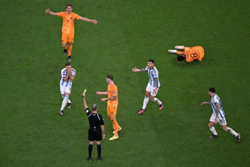 عکس| پایان جنجال بحث‌برانگیزترین صحنه آرژانتین و هلند/ بزرگ‌ترین اشتباه تاریخ جام جهانی با خطای دید!