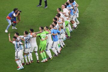 عکس| سرود پیروزی به افتخار مادربزرگ آرژانتینی/ پیرزنی که برای مسی و رفقا نماد شد