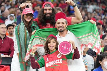 هواداران متفاوت و جالب فرانسه و مراکش به روایت عکاس خبرورزشی/ مراکشی‌ها ورزشگاه البیت را هم قرمز کردند