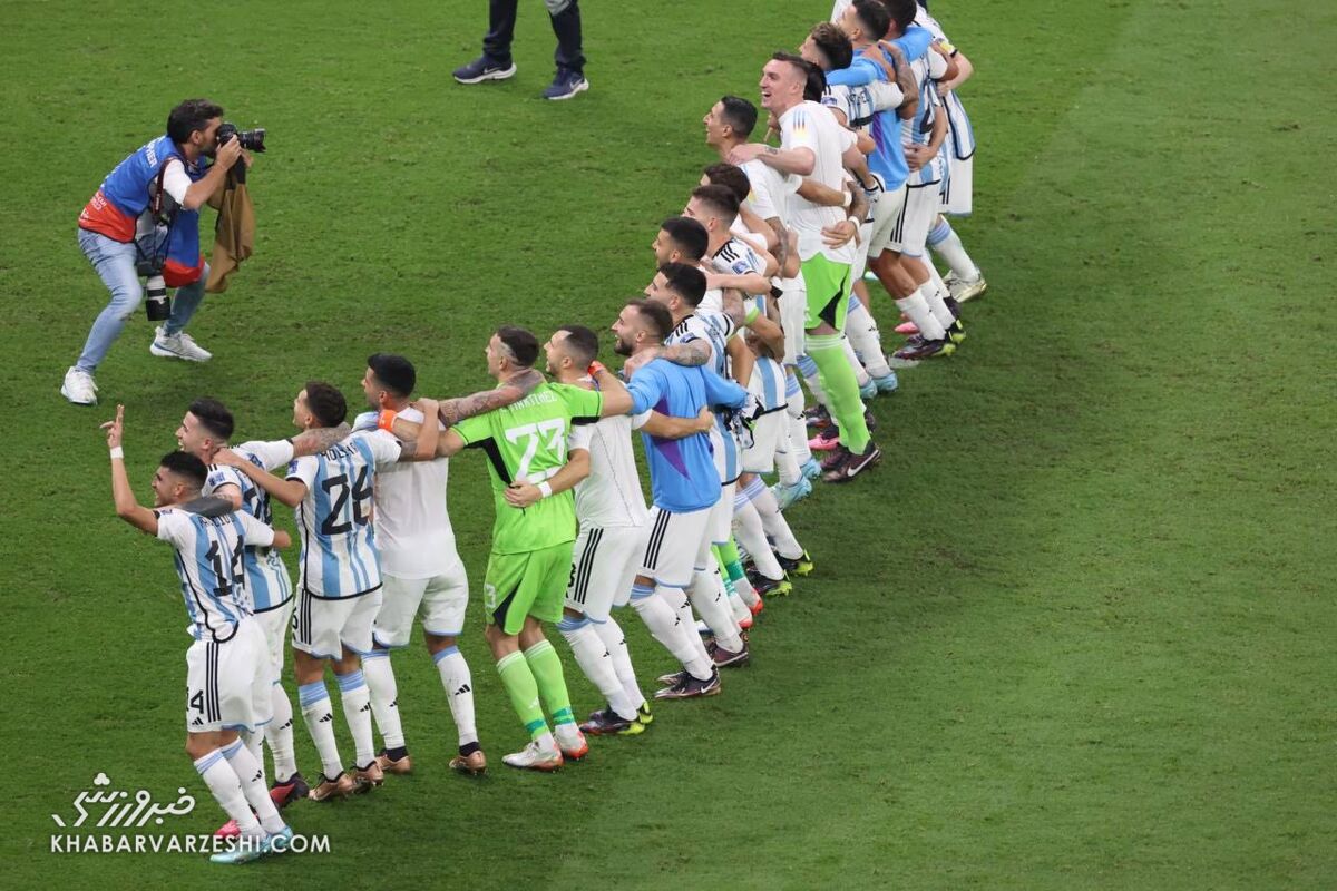 عکس| صحنه‌ای ماندگار در جام جهانی از مسی و سرمربی آرژانتین/ جشن رمانتیک برای ثبت در تاریخ