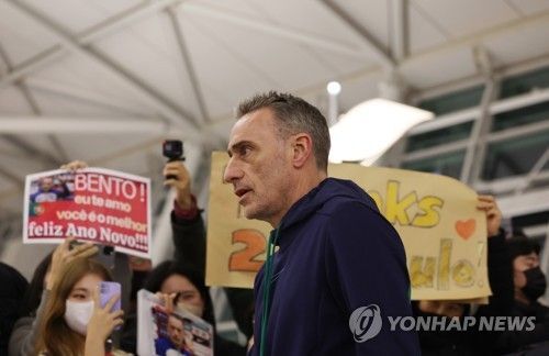 عکس| اشکهای سرمربی پرتغالی در لحظه خروج از فرودگاه/ او دیگر به نقطه پایان رسید