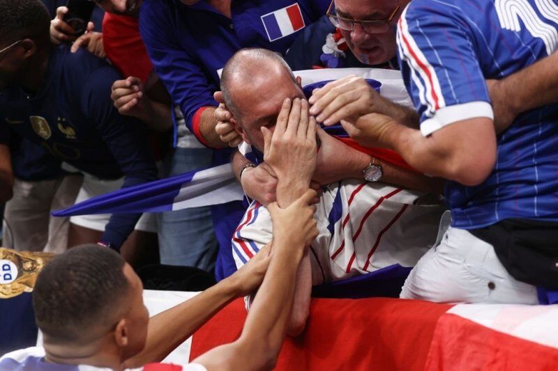 تصاویر لحظه عجیب بیهوش شدن هوادار با شوت امباپه/ شوک به ستاره فرانسوی پس از حادثه غیرمنتظره