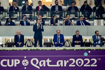 حضور سرزده رئیس جمهور فرانسه در رختکن مراکش/ امانوئل مکرون به بازیکن حریف چه گفت؟