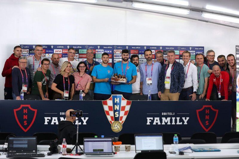 عکس| بازیکنان کرواسی با کیک آمدند/ سورپرایز خبرساز بعد از شکست تلخ!