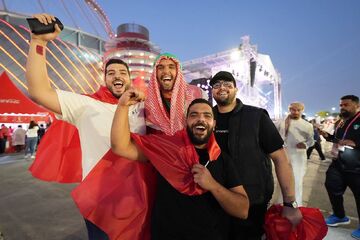 عکس| اتفاق جالب در حاشیه دیدار کرواسی و مراکش/ هوادار مسلمان عربستانی خودش را به ورزشگاه رساند