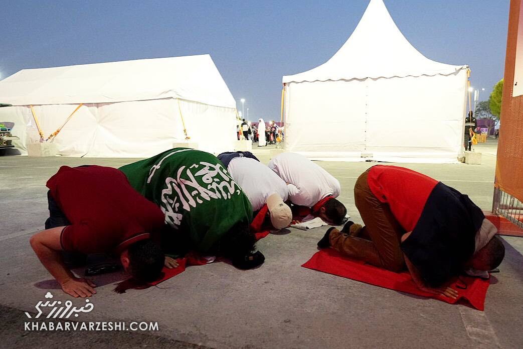 عکس| اتفاق جالب در حاشیه دیدار کرواسی و مراکش/ هوادار مسلمان عربستانی خودش را به ورزشگاه رساند