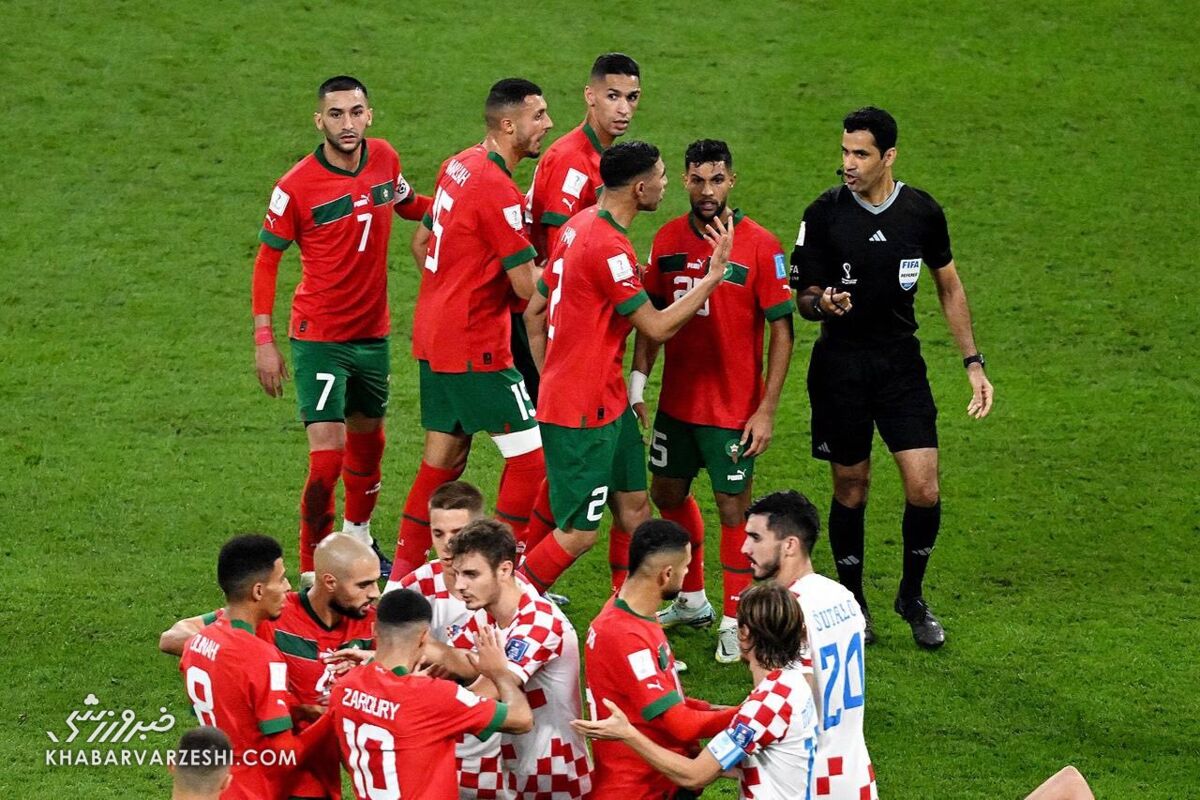 تصاویر| پایان جنجالی نیمه نهایی جام جهانی/ حمله مراکشی‌ها به سمت داور قطری  