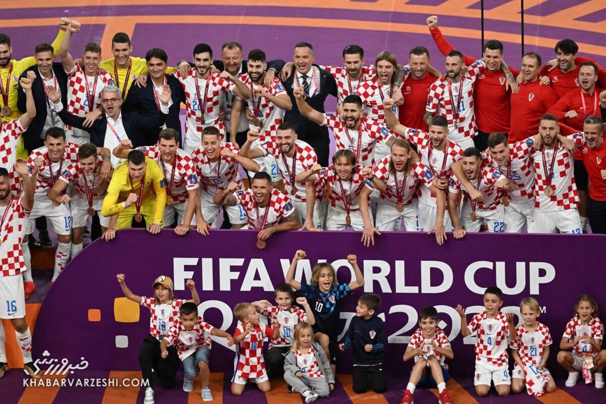 تصاویر| هجوم فرزندان بازیکنان کرواسی به زمین فوتبال/ فریم به فریم با به یادماندنی‌ترین قاب نیمه نهایی جام جهانی ۲۰۲۲ قطر 