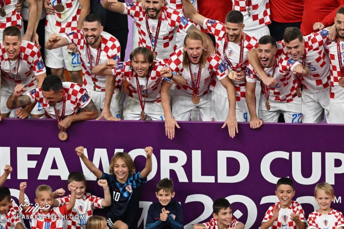 تصاویر| هجوم فرزندان بازیکنان کرواسی به زمین فوتبال/ فریم به فریم با به یادماندنی‌ترین قاب نیمه نهایی جام جهانی ۲۰۲۲ قطر 